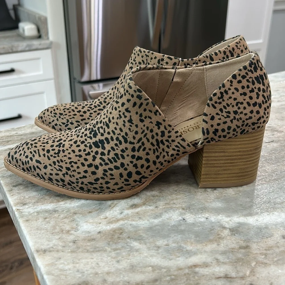 Melrose Ave  Los Angeles 100% Vegan Cheetah Bootie size 9
